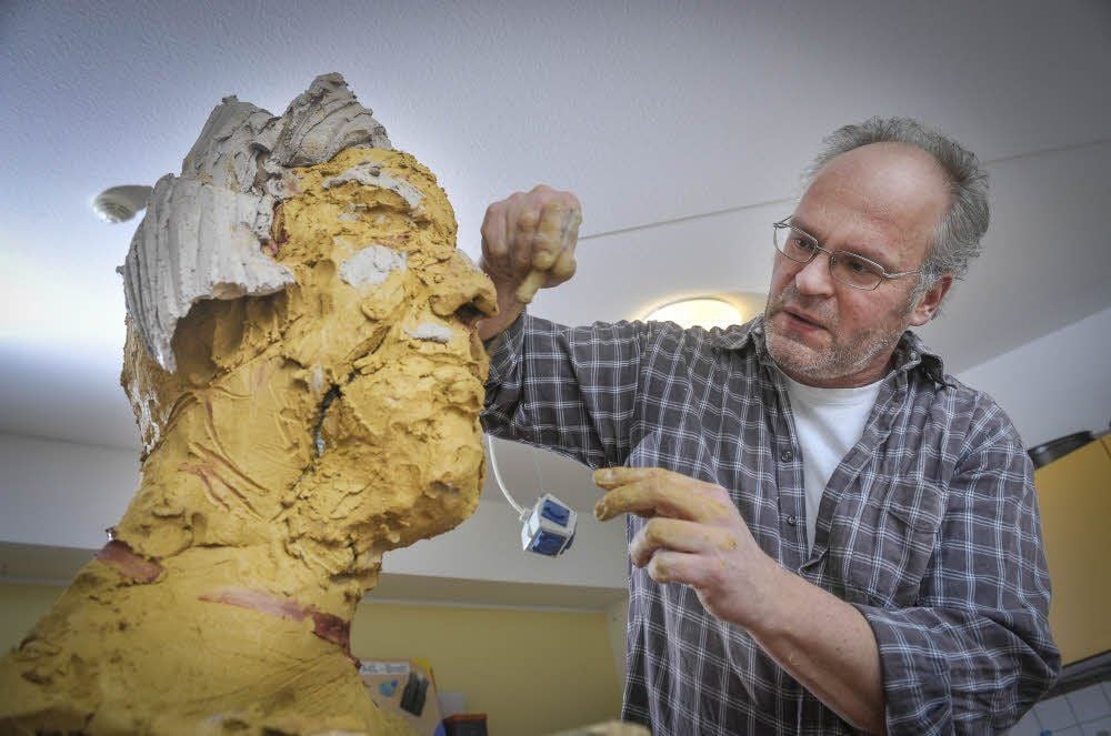 Knapp vier Stunden hat Harald Birck für das Bildnis von Charlotte John gebraucht. Der Kopf wiegt rund 30 Kilogramm.