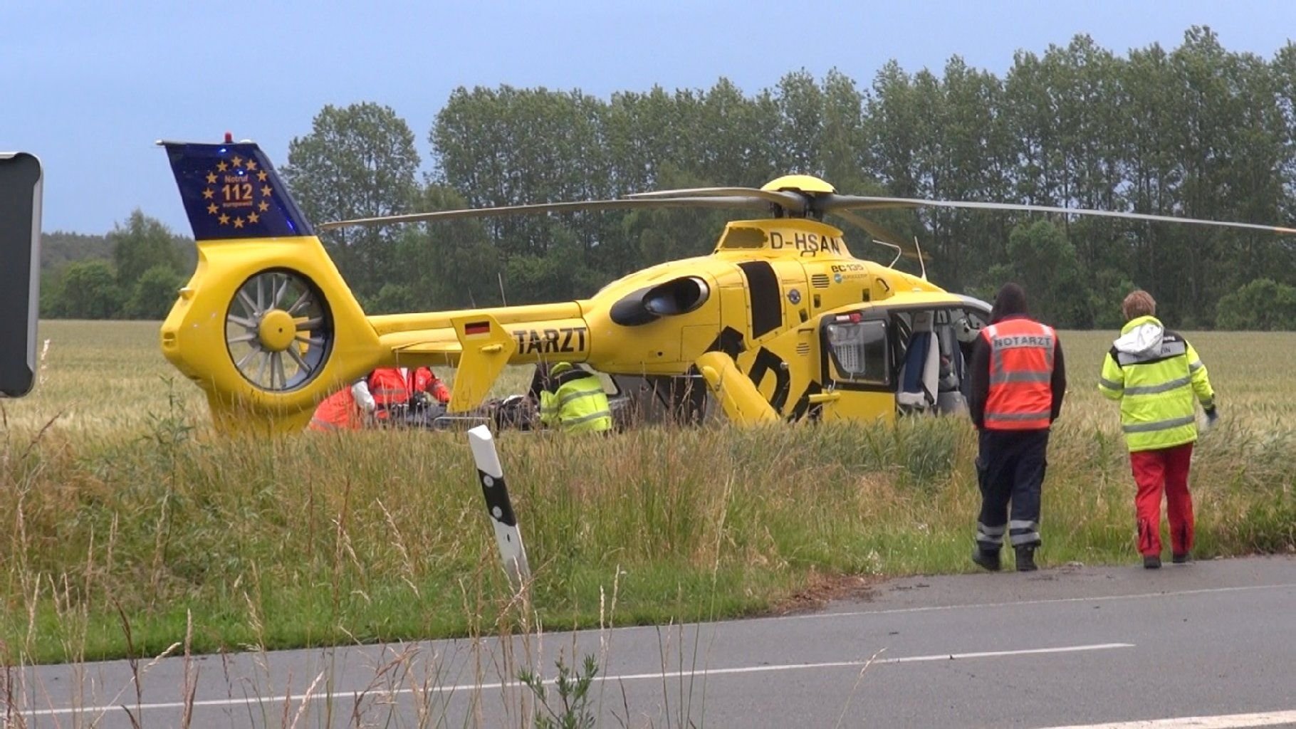 Die junge Frau wurde mit einem Rettungshubschrauber in ein Krankenhaus geflogen.