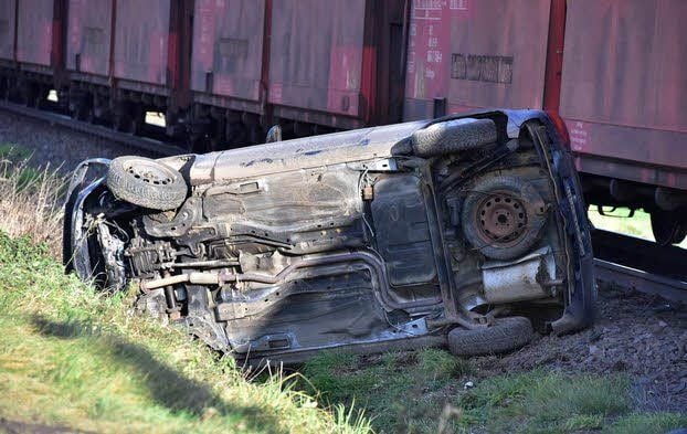 Das ist die Unglücksstelle - zwischen Taucha und Gerstewitz lag das Auto unmittelbar neben dem Bahnübergang im Graben auf der Seite.