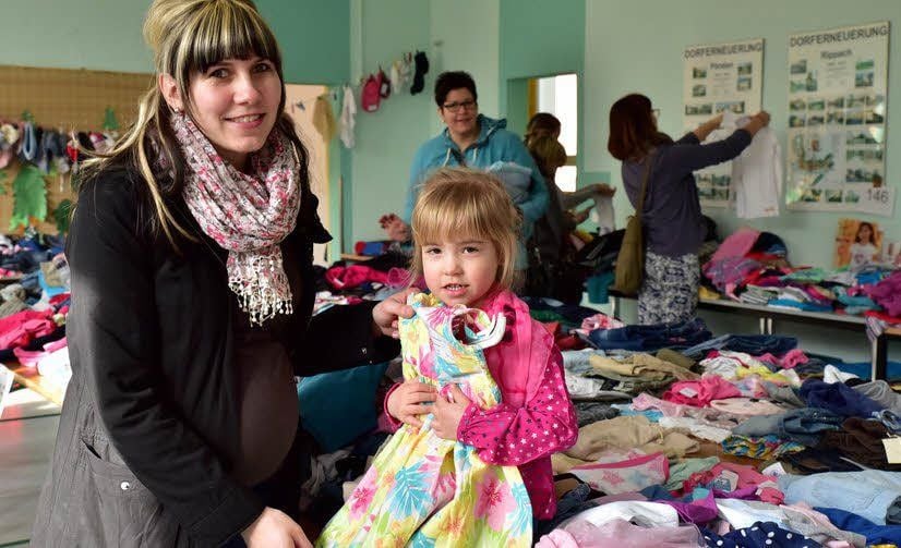 Die Weißenfelserin Lisa Schilg sucht ein neues Kleid für Tochter Lina(v.l.).