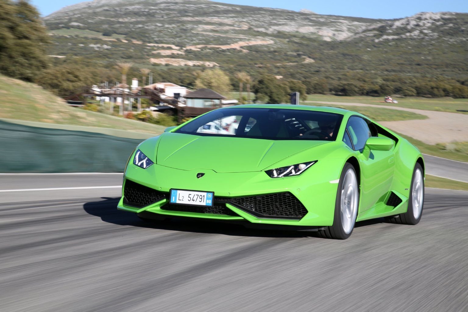 Der Huracán ist nicht nur wegen seiner Leistung unter der Haube auffällig, auch die Farben springen direkt ins Auge.