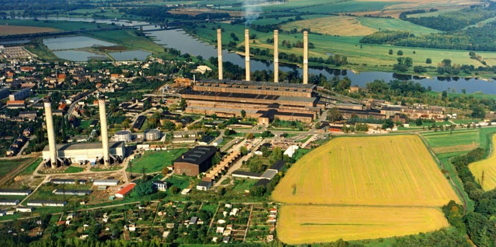 Das Kraftwerk Vockerode 1992 - Erst aus der Luft bekommt man einen Eindruck von den Ausmaßen der Anlage. Inzwischen sind die Schornsteine - das von Weitem sichtbare Erkennungszeichen von Vockerode - gesprengt. Diese Zeitzeugen der Industriegeschichte gibt es bereits nicht mehr.