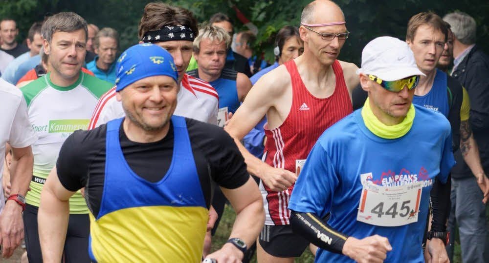 Vor den Läufern, darunter Jeff Kammerad (hi., li.), liegt nach dem Start eine schwierige, 15 Kilometer lange Strecke rund um Harzgerode.