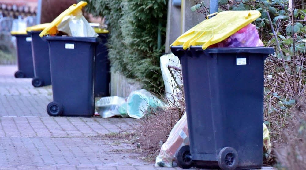 Die Gelben Tonnen quellen mittlerweile an vielen Stellen über, weil der Entsorgungsrhythmus gestreckt worden ist.