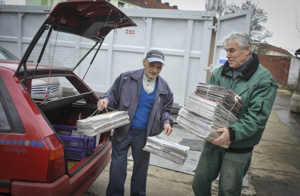 Seit vielen Jahren gibt Ernst Reichel (links) aus Großbadegast schon seine alten Zeitungen in der Edderitzer Straße in Köthen ab. Günther Mann hilft ihm hier beim Ausladen.