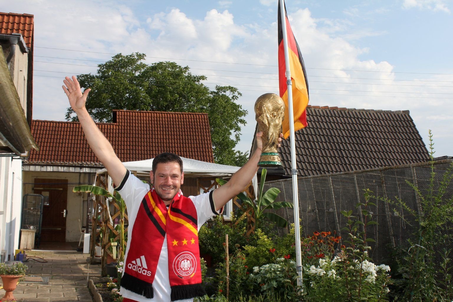 Sebastian Winkler aus Gnetsch fiebert bei jedem Deutschlandspiel in Weißandt-Gölzau mit. Immer dabei: Der WM-Pokal, den er auf Ebay ersteigert hat.