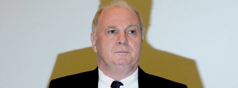 Uli Hoeneß im Blitzlichgewitter.