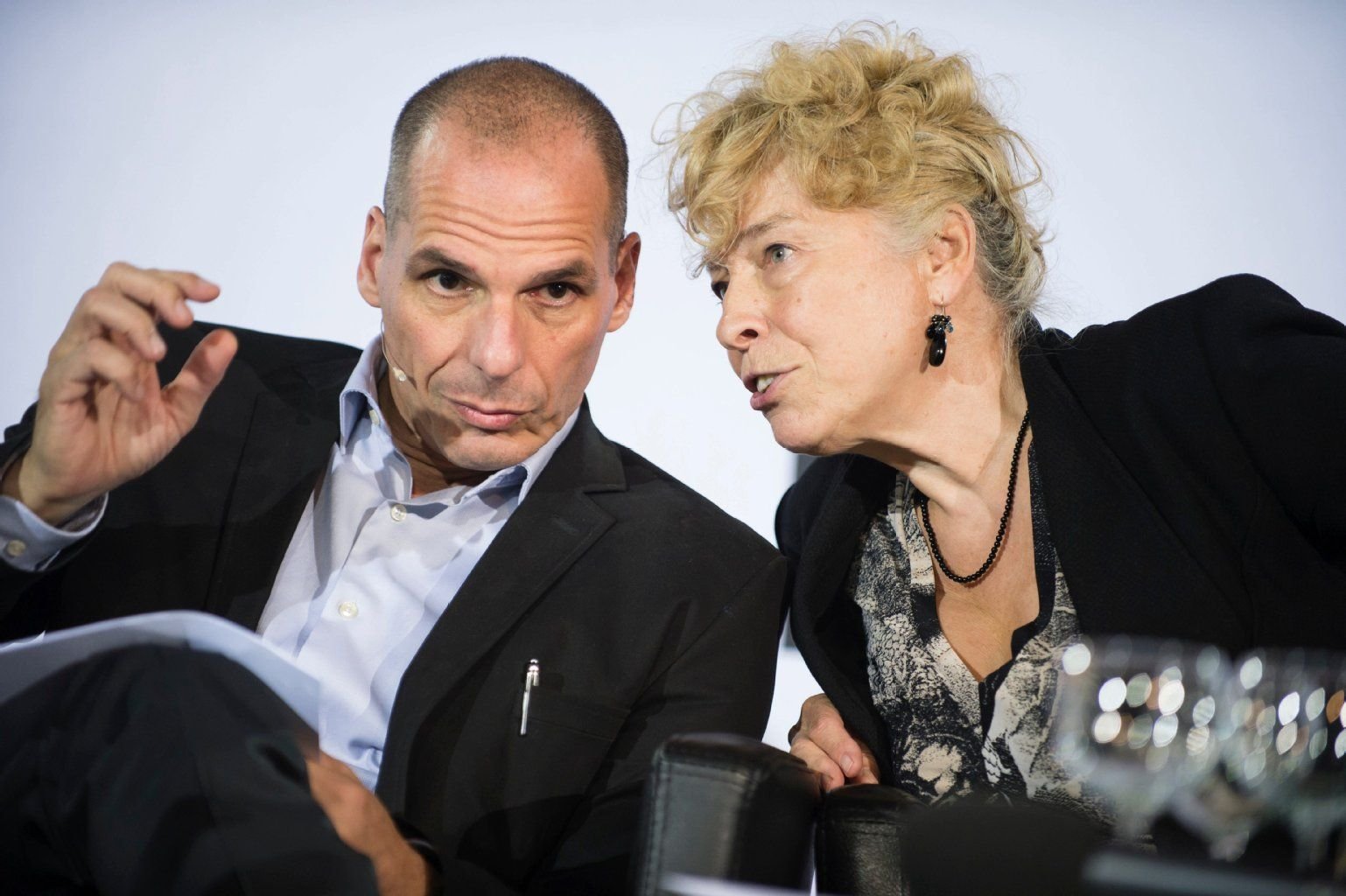 Der griechische Finanzminister, Yanis Varoufakis und die Politologin Gesine Schwan unterhalten sich am 08.06.2015 bei einer Veranstaltung der Hans-Böckler-Stiftung zum Thema "Zukunft Griechenlands in der EU" im Französischen Dom in Berlin.