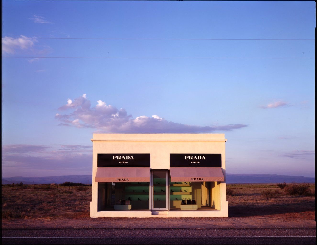 Mitten in der texanischen Wüste steht dieser Prada-Shop. Scheinbar...