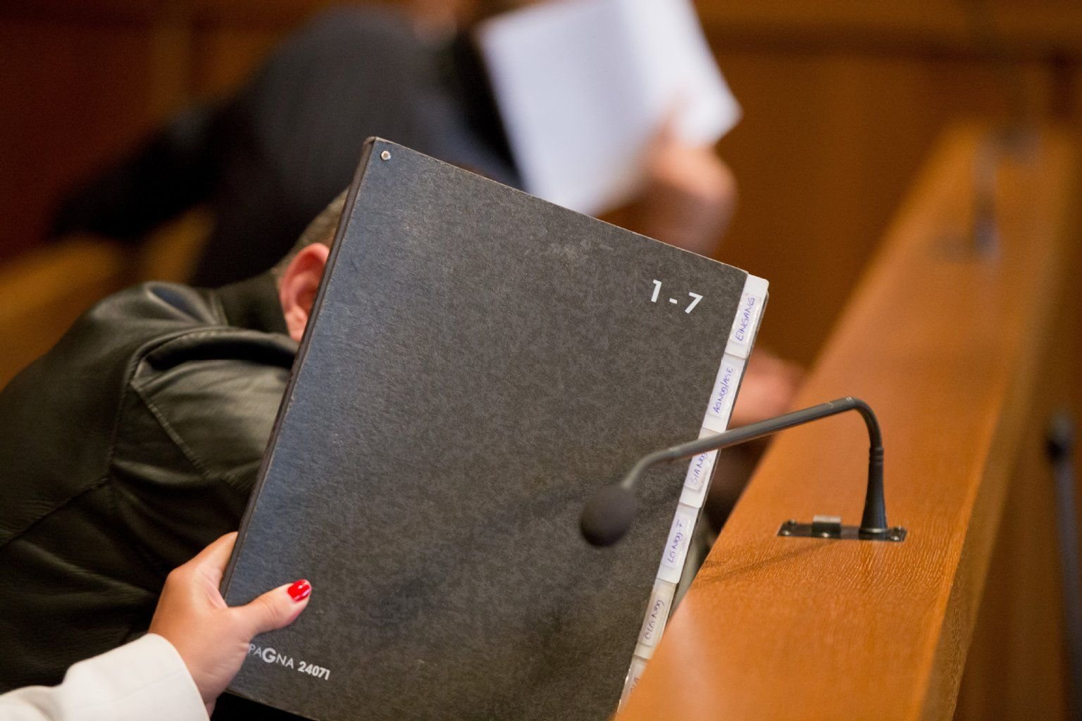 Die Angeklagten Vasile R. (l) und Ioan F. im Sitzungssaal des Landgerichts Nürnberg-Fürth in Nürnberg (Bayern). Die beiden Männer sind angeklagt wegen schweren Raubes und gefährliche Körperverletzung mit Todesfolge am Nürnberger Schönheitschirurgen Gsell.