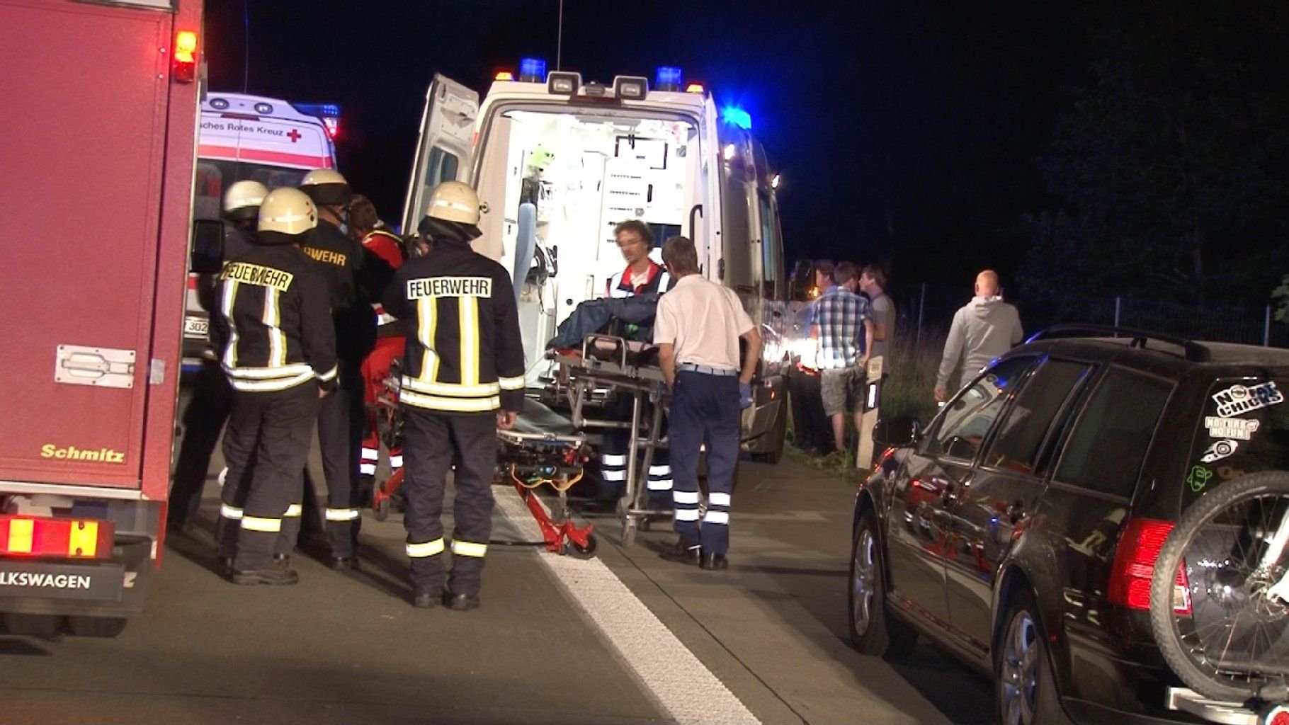 Sanitäter versorgen die verletzten Personen.