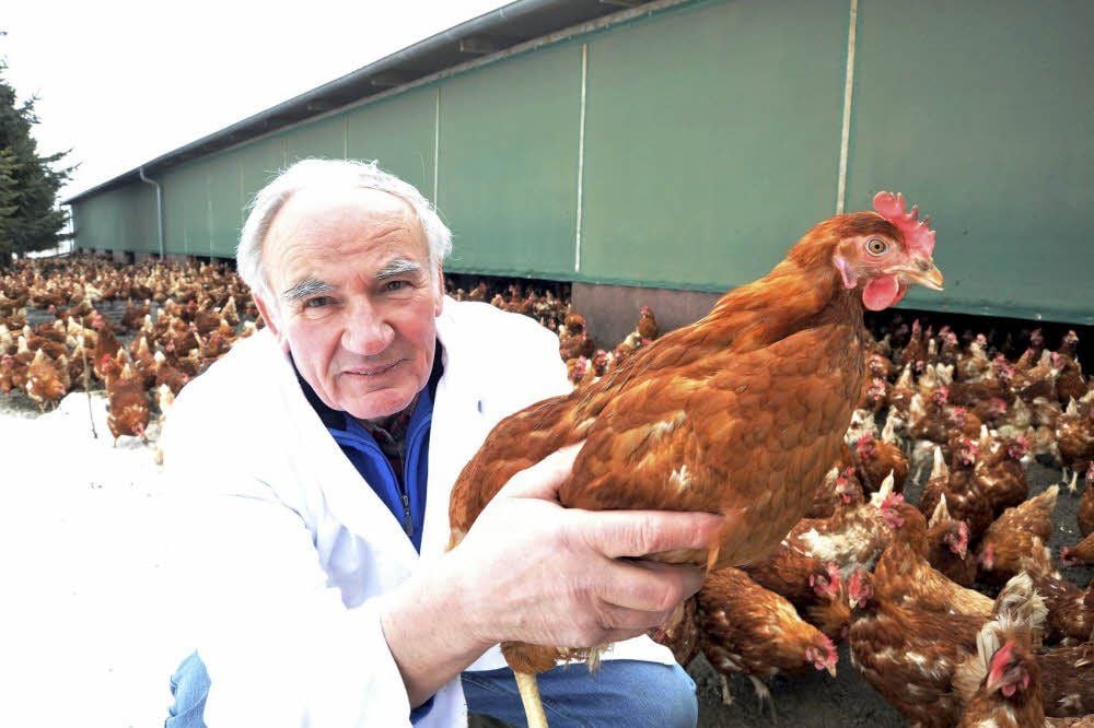 Klaus Baier mit einem seiner 11 500 Tiere. Seit zehn Jahren betreibt der 69-Jährige einen Geflügelhof im Salzlandkreis.