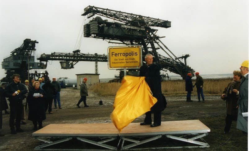 Die Stadtgründung Ferropolis erfolgt 1995 in Anwesenheit von viel Politprominenz.