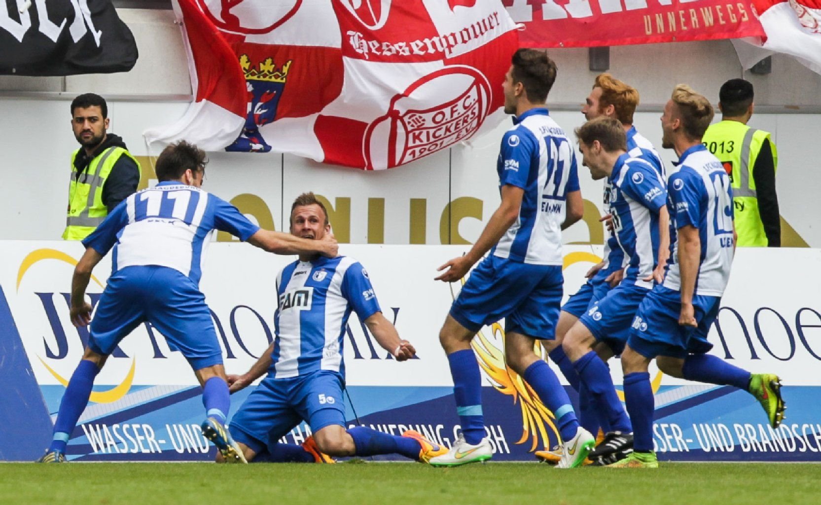 Der Magdeburger Felix Schiller (2.v.l.) wird umjubelt, nachdem er das Tor zum 1:1-Ausgleich erzielte