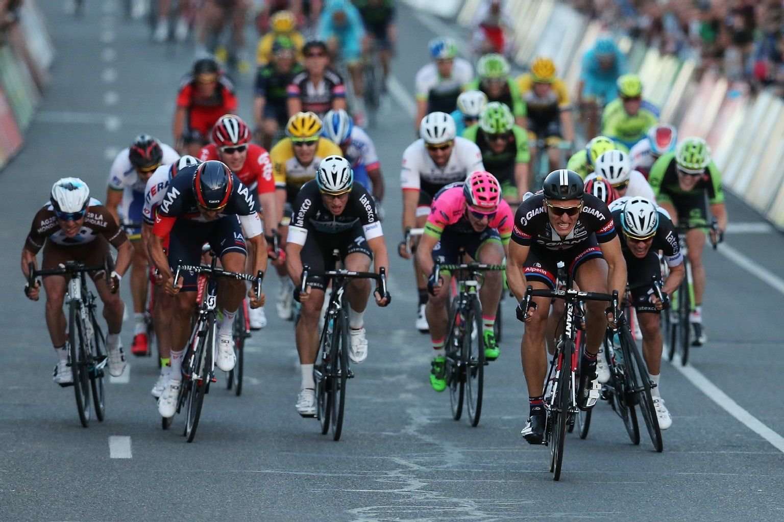 Alle sprinten und am Ende gewinnt ein Deutscher: Marcel Kittel sorgt in Adelaide für den vierten deutschen Sieg seit 2012 in Serie.