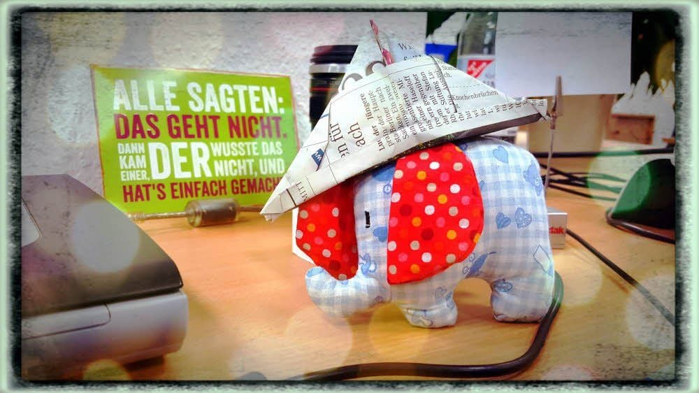 Ein Zeitungshut als Abschiedsgeschenk der Redaktion.