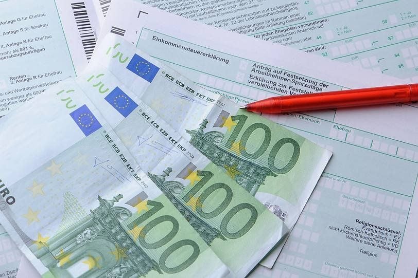 Fehlerhafte Steuerbescheide können teuer werden – verrechnet sich die Behörde zu Gunsten des Steuerpflichtigen, muss er dies nicht melden.