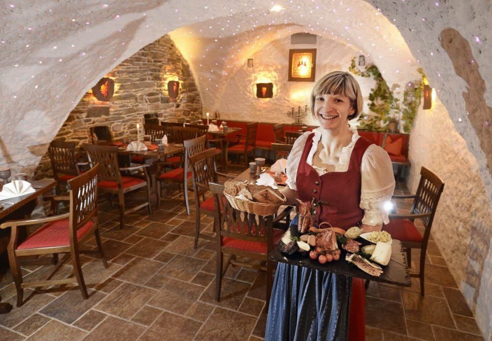 Eine Platte mit Harzer Spezialitäten wird im gotischen Gewölbekeller gereicht.