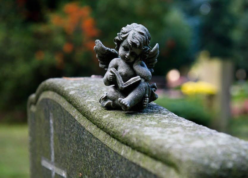 Im eigenen Garten oder auf dem Friedhof? - Die Meinungen zur Beisetzung sind geteilt.