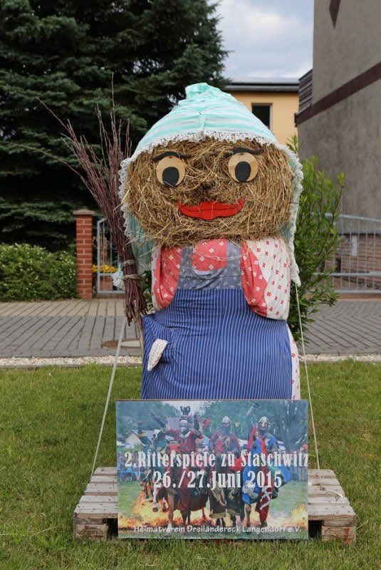 Diese und andere Strohpuppen werben für die Ritterspiele in Staschwitz am Wochenende.