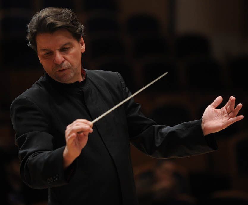 Ernst Theis dirigiert das Abschlusskonzert und „Mondlieder“.