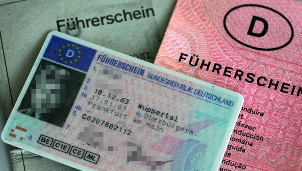 Der neue und die alten Führerscheine (Symbolbild)