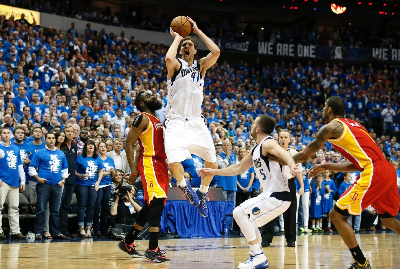 Die beiden Superstars: Dirk Nowitzki und James Harden (links)
