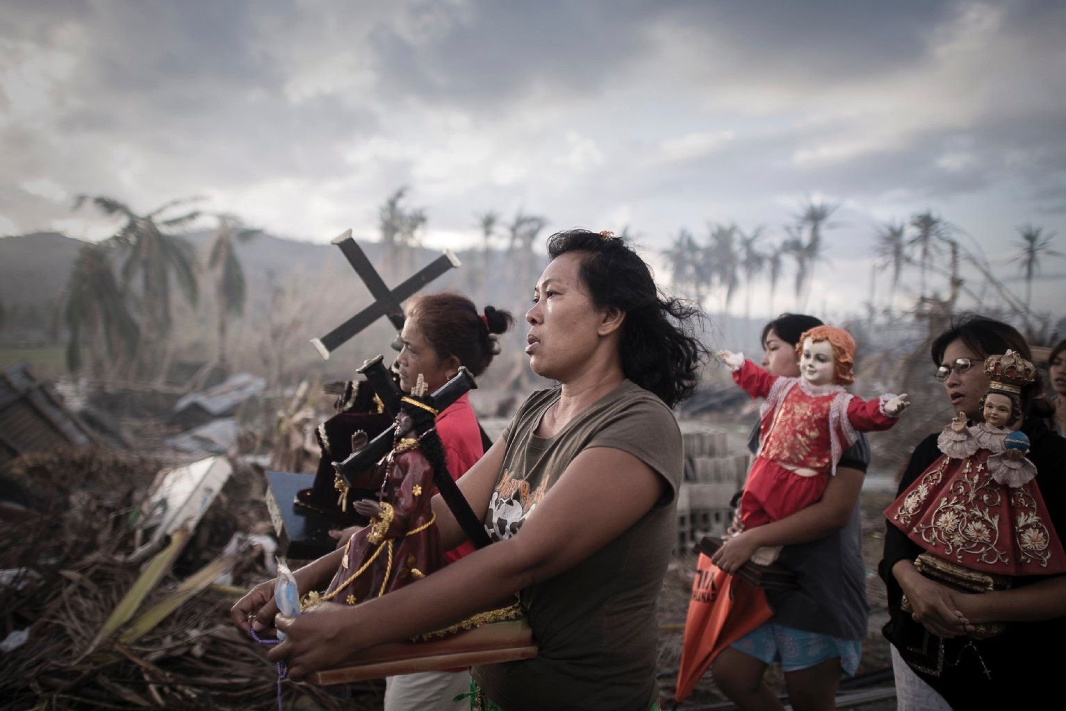 Phillipe Lopez: 1. Preis (Kategorie Spot News Single). Zerstörung und Trauer: Das Bild des französischen Fotografen Phillipe Lopez zeigt Überlebende des Taifuns Haiyan, die auf der Insel Leyte auf den Philippinen in einer religiösen Prozession durch die verwüstete Landschaft ziehen (18.11.2013).