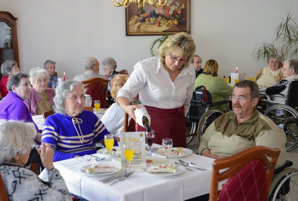 Wein oder Saft: Beides war beim Festmittagessen anlässlich des Jubiläums möglich.
