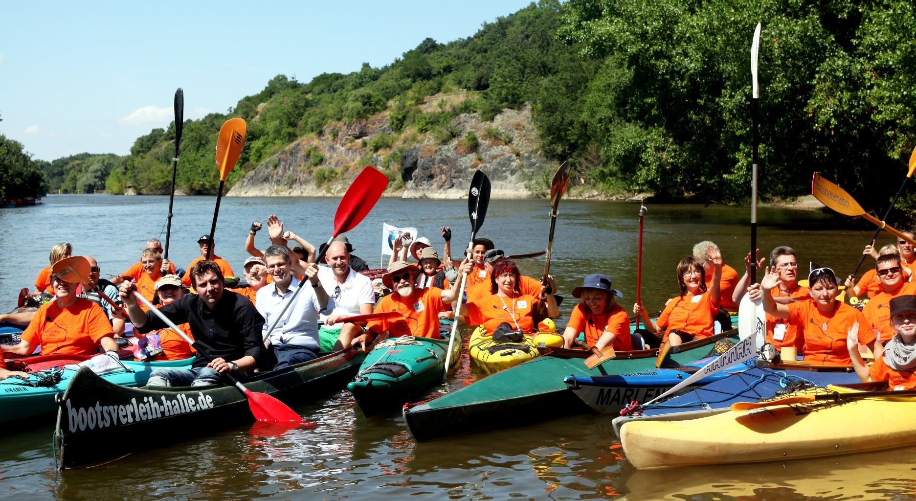 Am Montagnachmittag machten die Wassersportler auf der Wiese zwischen Emil-Eichhorn-Straße und Wasserweg an der Saalepromenade kurz in Halle halt und nahmen dabei Bürgermeister Egbert Geier bis zum Wehr von Trotha mit.