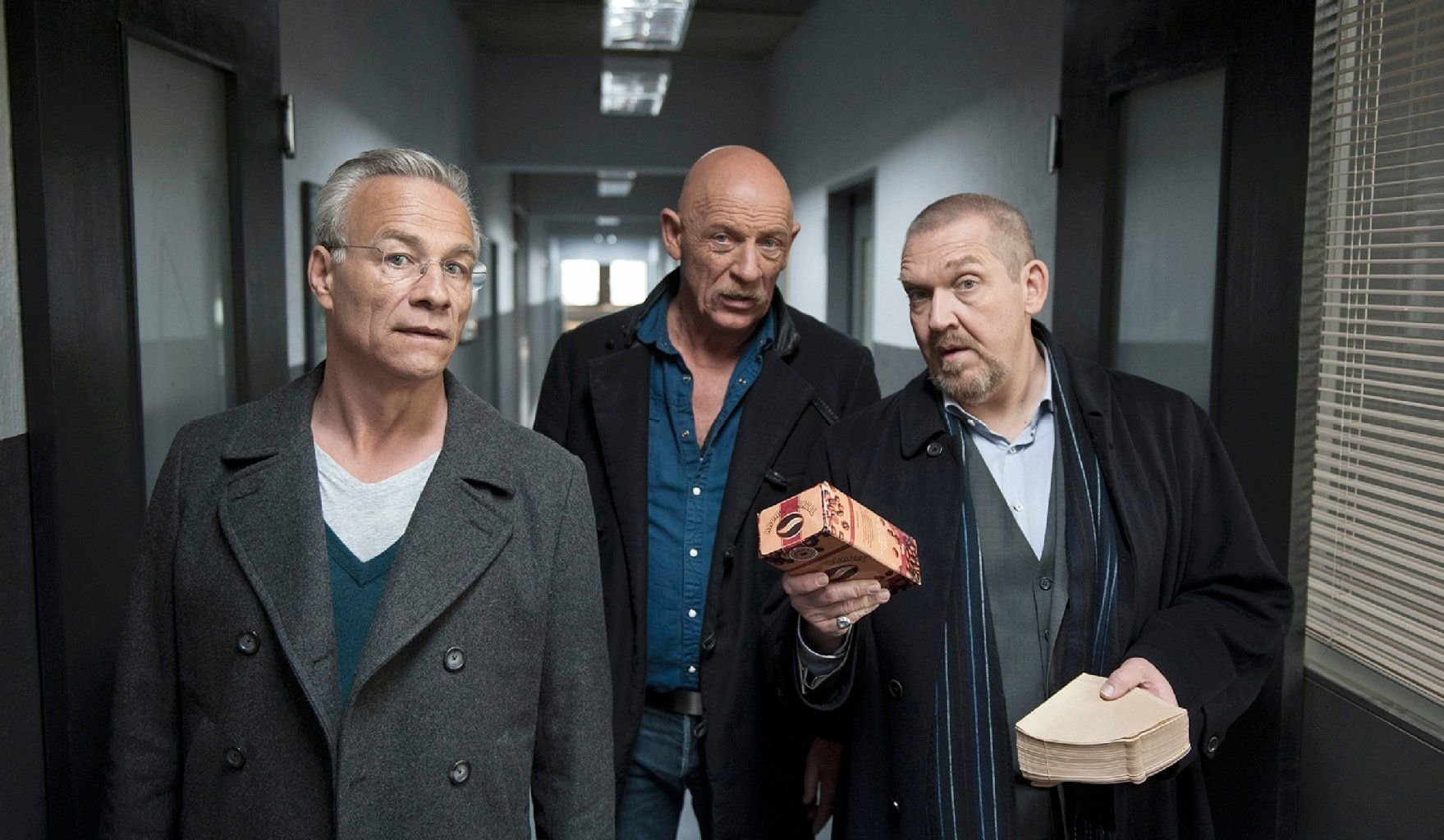 Szene aus "Freddy tanzt": Max Ballauf (Klaus J. Behrendt, l) und Freddy Schenk (Dietmar Bär, r) mit Rechtsmediziner Dr. Joseph Roth (Joe Bausch, M)