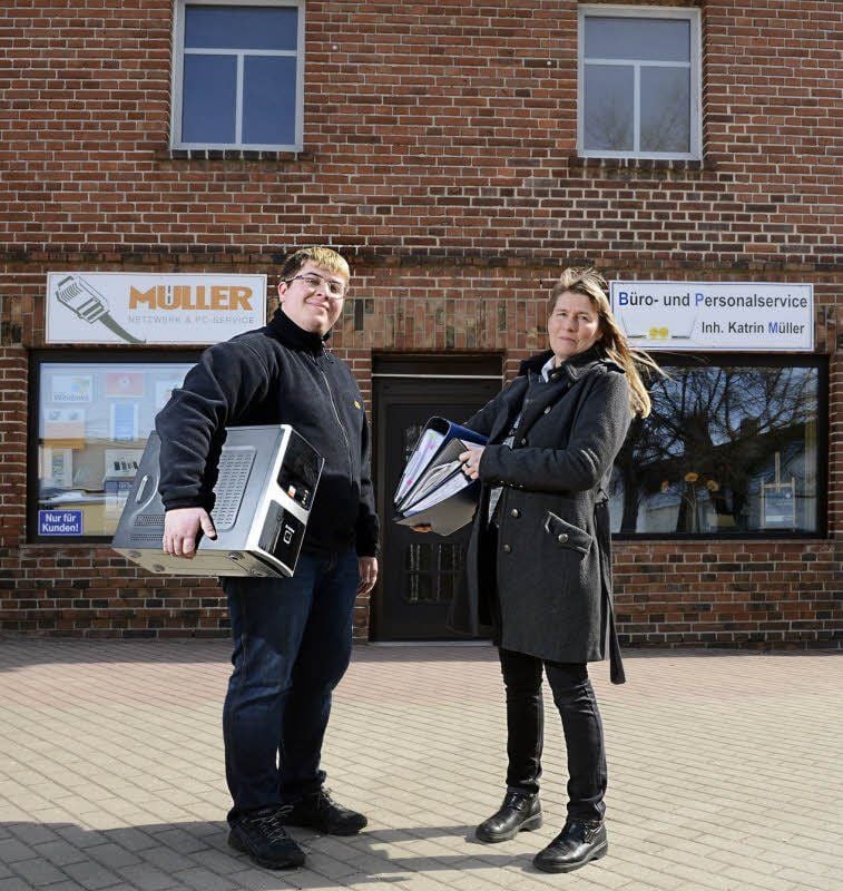 Tobias und Katrin Müller vor ihren Geschäften in Lochau
