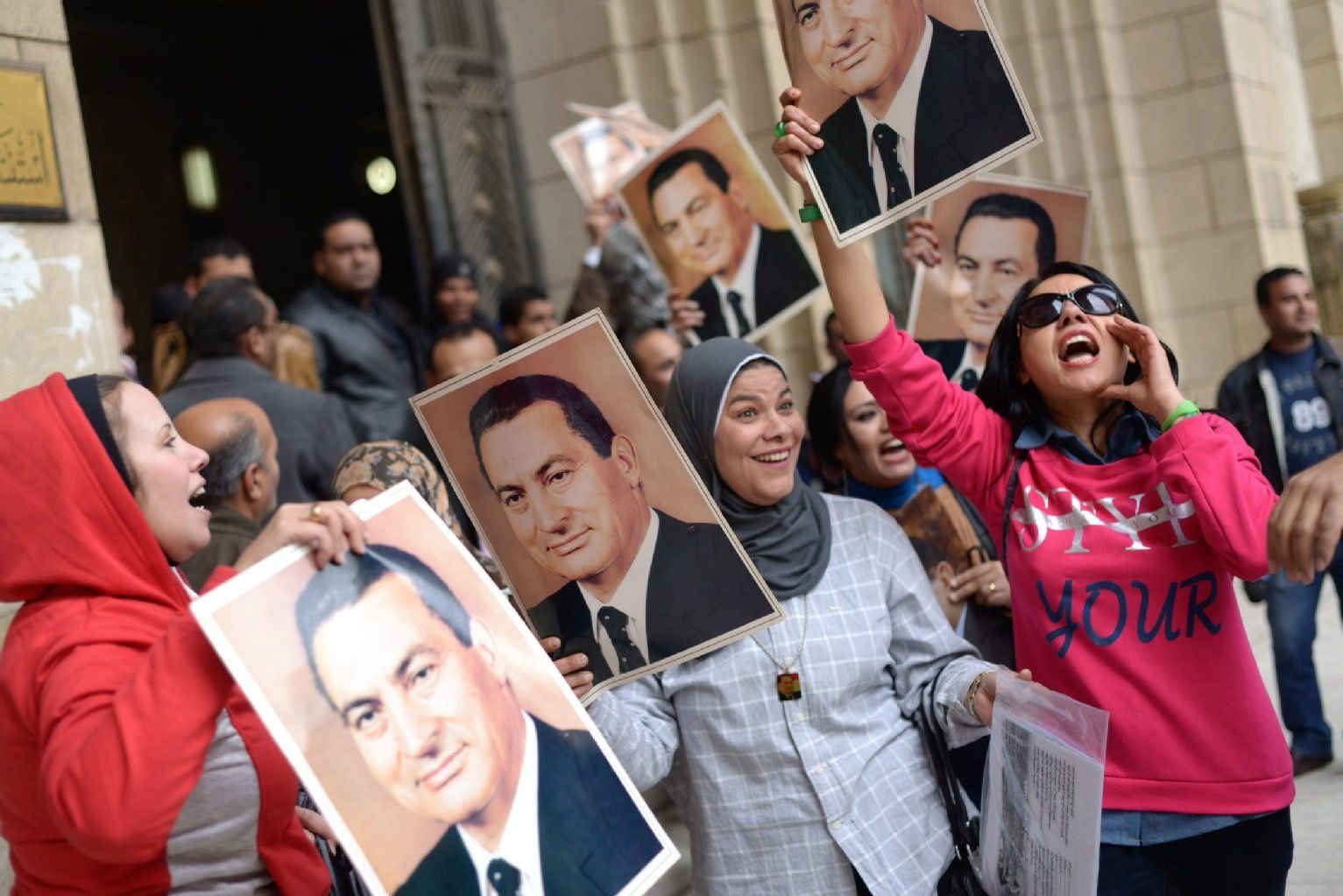 Anhänger von Hosni Mubarak feiern die Entscheidung des Gerichts, ein Urteil wegen Korruption aufzuheben.