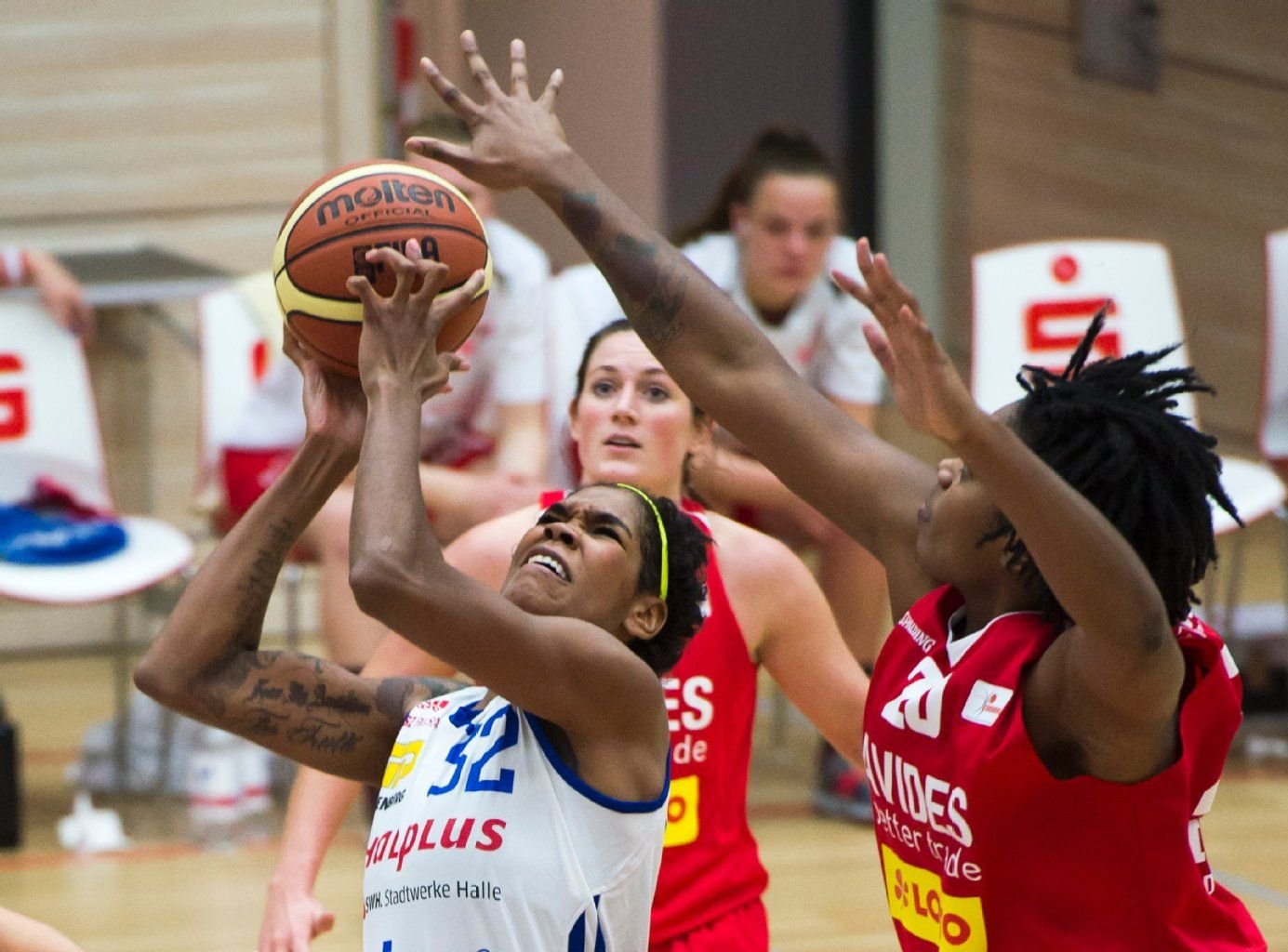 Lions Mekia Valentine (l.) sichert einen Rebound vor Kierra Malland (r.)