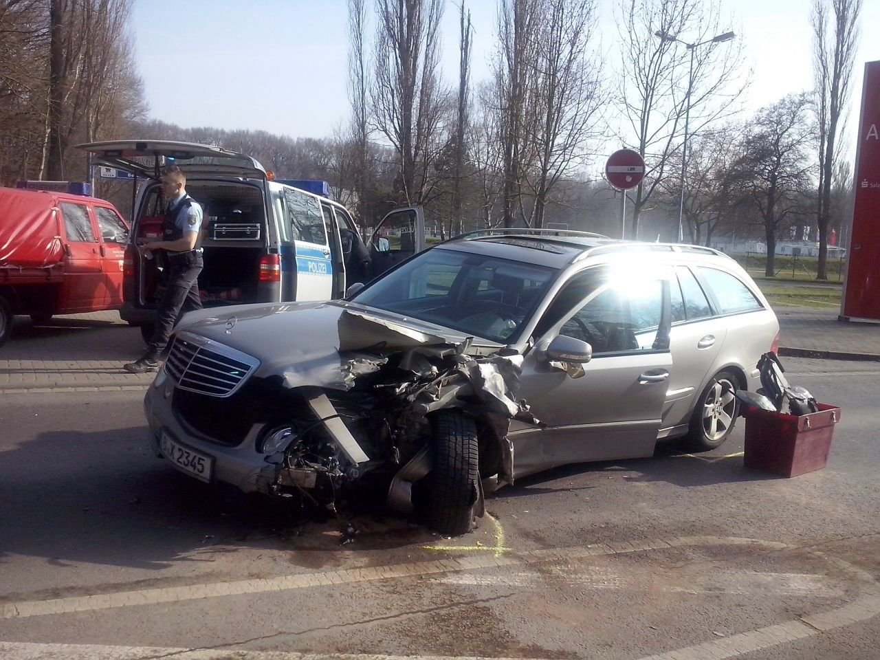 Der Unfallwagen in der Krumbholzallee in Bernburg. An beiden Unfallwagen entstand Totalschaden.
