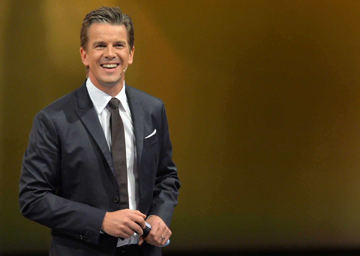 Moderator Markus Lanz kommt in der ZDF-Show "Wetten, dass..?" in der ÖVB-Arena in Bremen auf die Bühne.