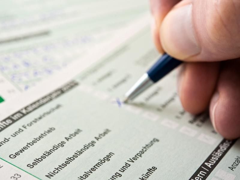 Wer neben seinem Hauptjob selbstständig arbeitet, muss das dem Finanzamt melden.