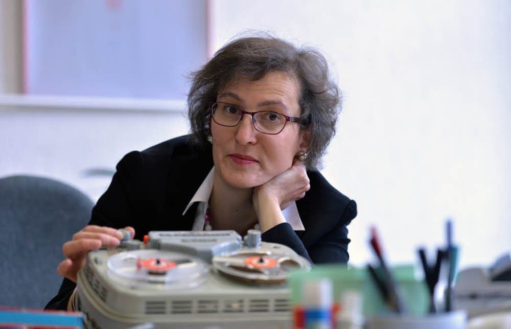 Christina von Hodenberg setzt sich mit der ersten Längsschnittstudie Deutschlands auseinander, wozu auch viele Stunden Tonbandaufnahmen gehören. Glücklicherweise ist auch noch ein funktionstüchtiges Abspielgerät vorhanden.