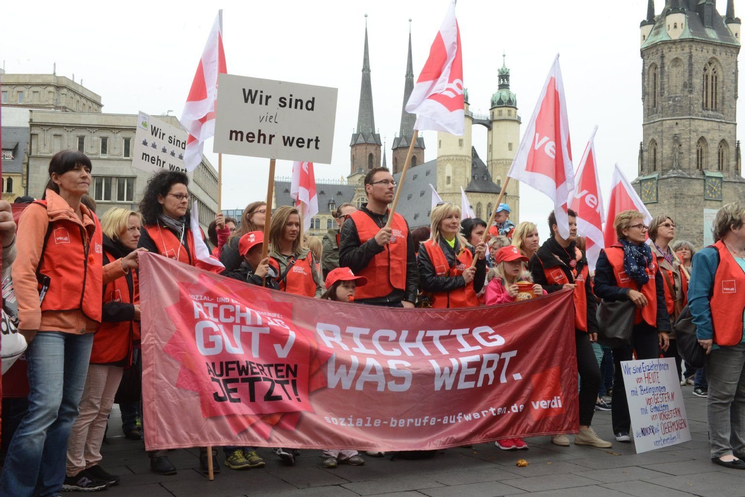 Streikende Erzieher: Die Stadt muss an den Streiktagen keine Personalkosten zahlen.