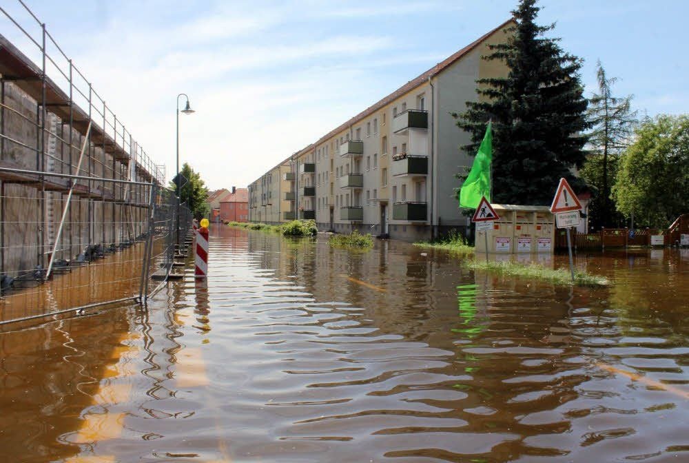Am 10. Juni wurden in Aken Pegelwerte von 7,67 Meter gemessen. Der neue Lidl-Markt und die Kaiserstraße in Aken stehen unter Wasser.