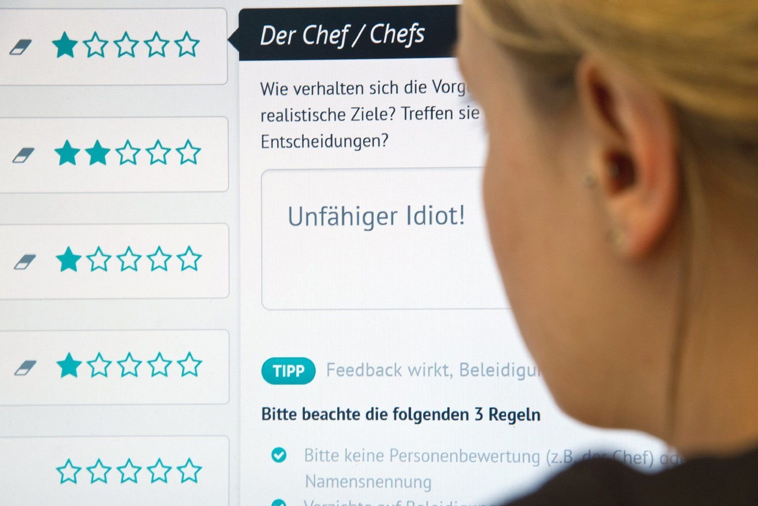 „Idiot“: Das dürfen Arbeitnehmer über ihren Chef denken - schreiben sollten sie es aber besser nicht.