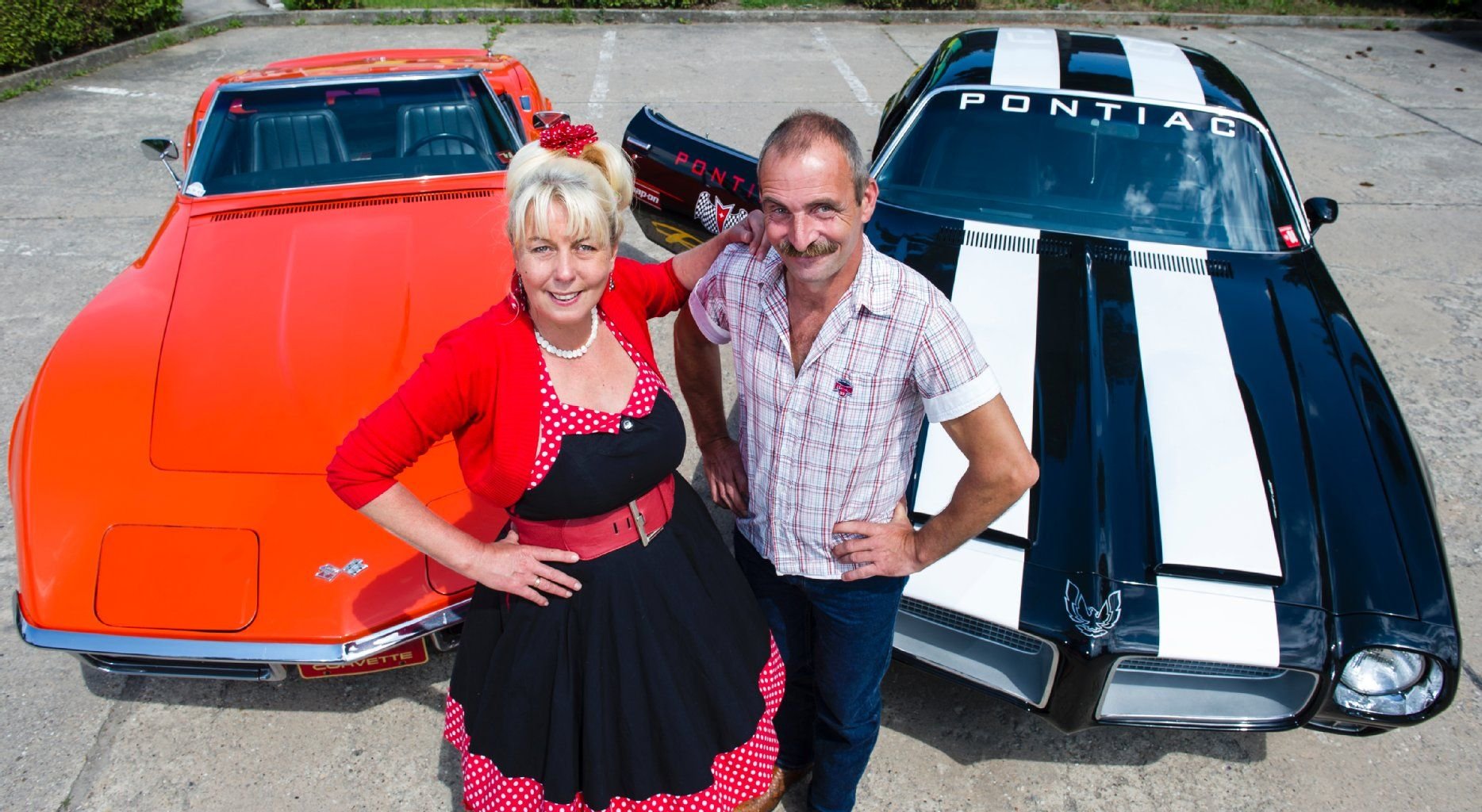 Retro bis zum Petticoat: Die Teutschenthaler Wilko Hündorf und Kerstin Galander mit ihren heißgeliebten, sorgsam gepflegten Ami-Schlitten.