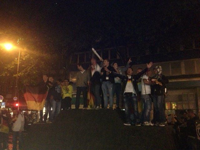 Feiernde Deutschland-Fans auf den Ringen