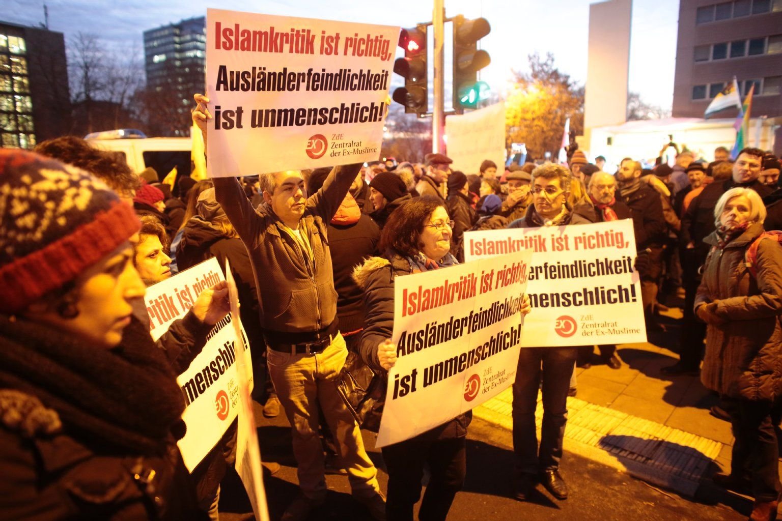 Auch der Zentralrat der Ex-Muslime demonstriert mit.