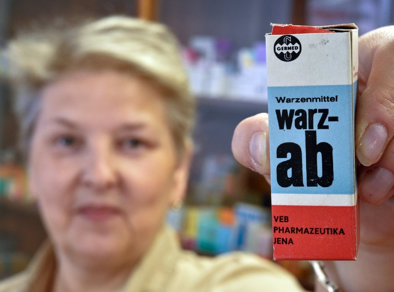 Sabine Bernert vom Apothekenmuseum der Stadt Cottbus zeigt das alte DDR-Arzneimittel «warz-ab».