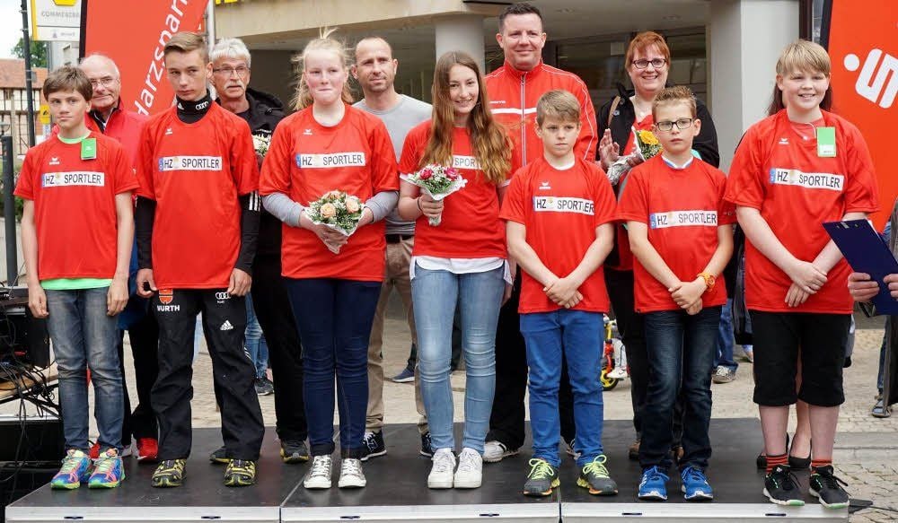 Emilia Weiler, Lucas Schulz, Robin Rehse, Alina Volkmann, Lena Wölke, Paul Kinder und Leif Fricke (von rechts, dahinter ihre Trainer) sowie Nico Becker, der bereits in Februar nach Magdeburg zum 1. FCM wechselte, wurden auf der Bühne mit Trikots des KSB verabschiedet.