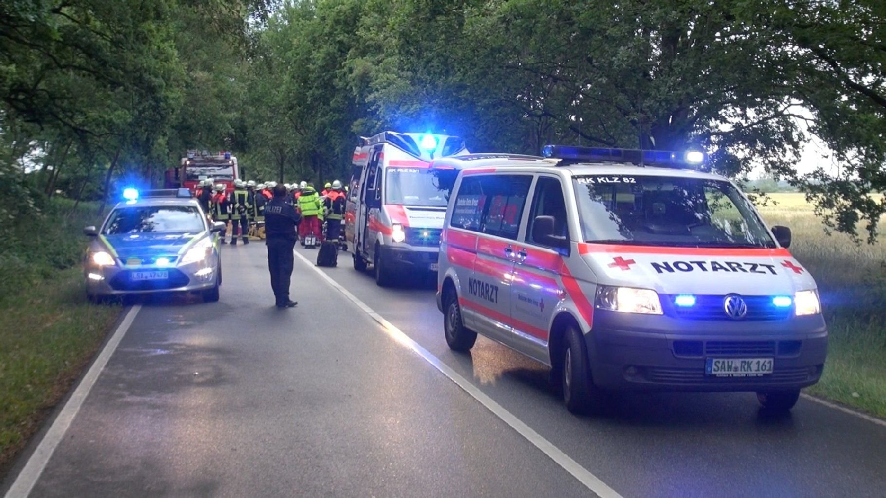 Rund 20 Kameraden der Feuerwehr Klötze rückten aus, um das Unfallopfer zu bergen.