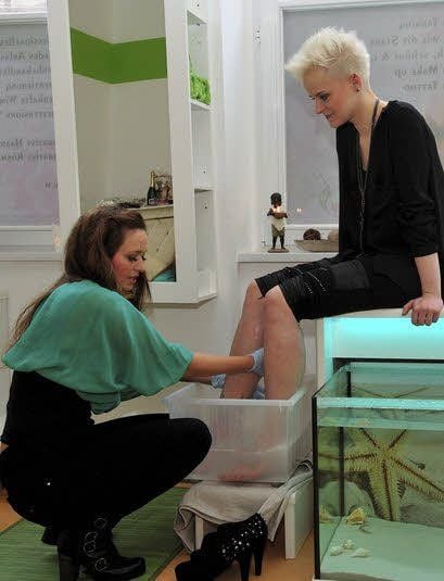 Susann Wolter (li.) bereitet Sina Wegnershausen auf das Fish-Spa vor.