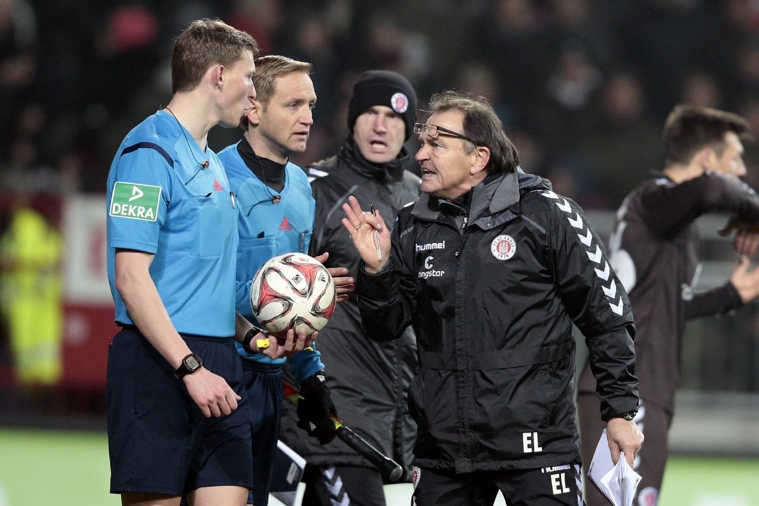 Paulis Coach Ewald Lienen (r.) leistete sich eine hitzige Diskussion mit dem Schiedsrichter.