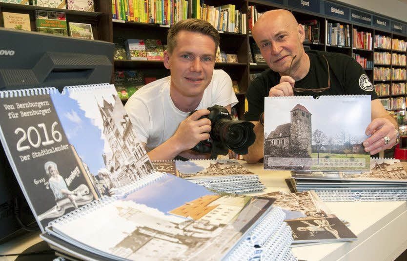 Simon Kirchhoff (links) und Carl-Heinz Schmidt präsentieren den neuen Bernburger Stadtkalender für 2016.